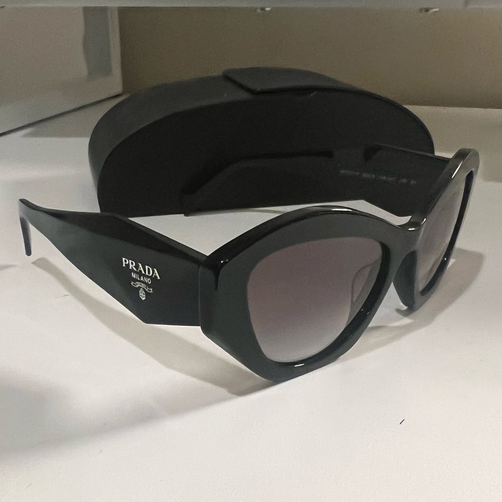 PRADA Sunglasses SPR 07Y 1AB-0A7 Black Cat Eye Thick Rim Gray Gradient Lenses